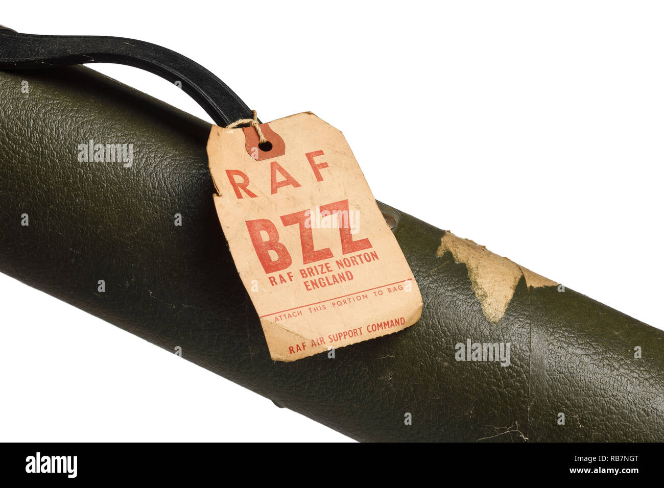 Ein Stück vintage Gepäck mit einem RAF BZZ Brize Norton Gepäckanhänger Stockfoto