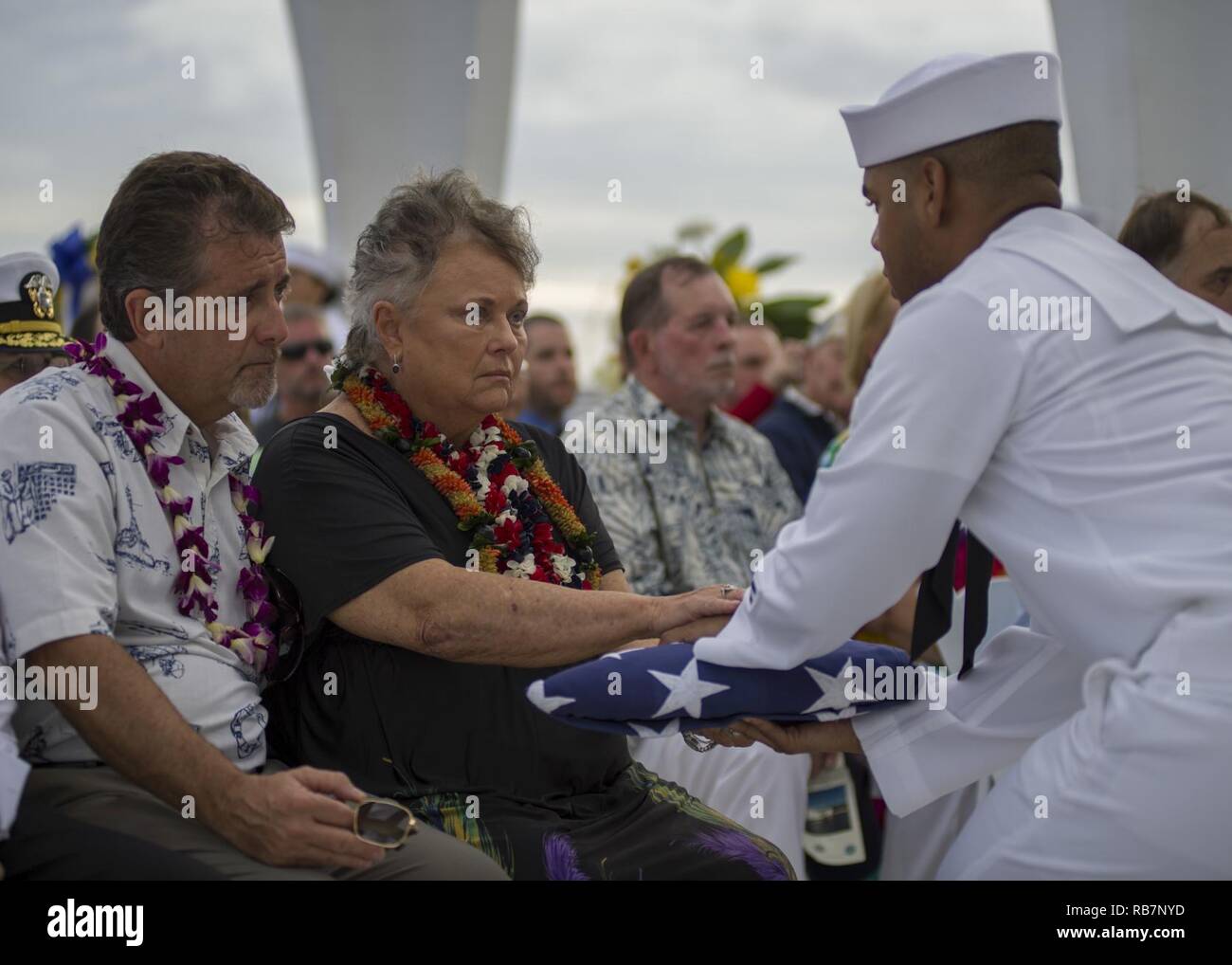 PEARL HARBOR (31. 7, 2016) ein Matrose aus Joint Base Pearl Harbor-Hickam Marine Ehren und zeremoniellen Guard stellt die amerikanische Flagge in der Familie von John Anderson, bootsmann Mate 2. Klasse, und Clarendon R. Hetrick, seaman 1. Klasse, die USS Arizona Memorial in Pearl Harbor, Hawaii, als Teil der 75. Jahrestag der Angriffe auf Pearl Harbor. Das 75-jährige Gedenken an den Angriff auf Pearl Harbor und Oahu, Co -, die durch das US-Militär gehostet, der National Park Service und Hawaii, sofern Veteranen Familienmitglieder, Service für Mitglieder und der Gemeinschaft eine Chance die sacrific zu Ehren Stockfoto