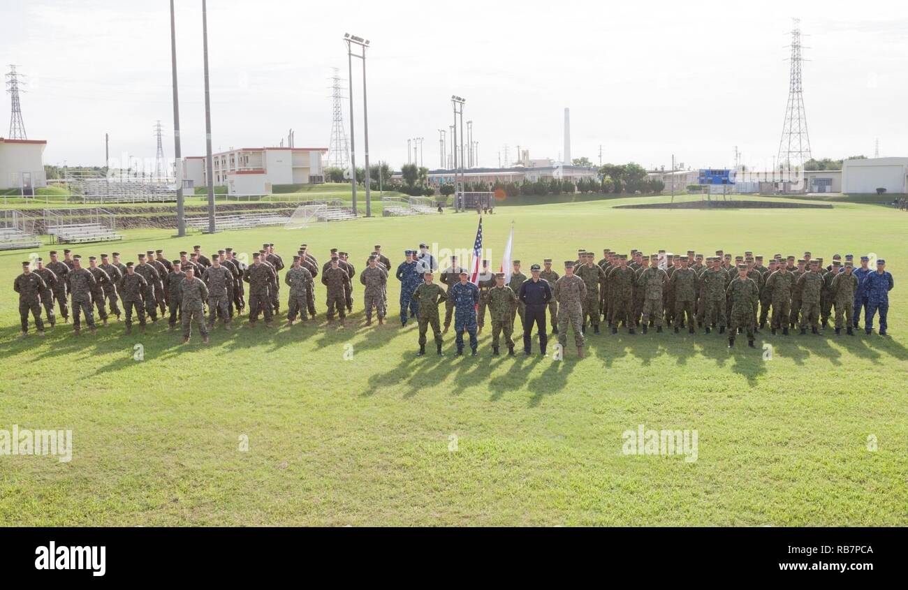 Us-Marines mit 3d Marine Expeditionary Brigade und Service Mitglieder der japanischen Boden Verteidigung-kraft Durchführung der Eröffnungsfeier für Yama Sakura 71, Dez. 7, 2016, in Okinawa, Japan. Während dieser jährliche bilaterale Übung, Mitglieder der JGSDF und US-Militär Ideen auszutauschen, Taktiken, Techniken, Erfahrungen und Kultur. Bestimmten japanischen Einheiten in YS 71 umfassen die JGSDF Westliche Armee, den Amphibischen bereit Deployment Brigade und der Japan Maritime Verteidigung-kraft Minenkrieg Kraft. Andere US-Einheiten gehören 7. der Marine Flotte; Commander, Task Force 76; und CTF 79. (Japan Stockfoto