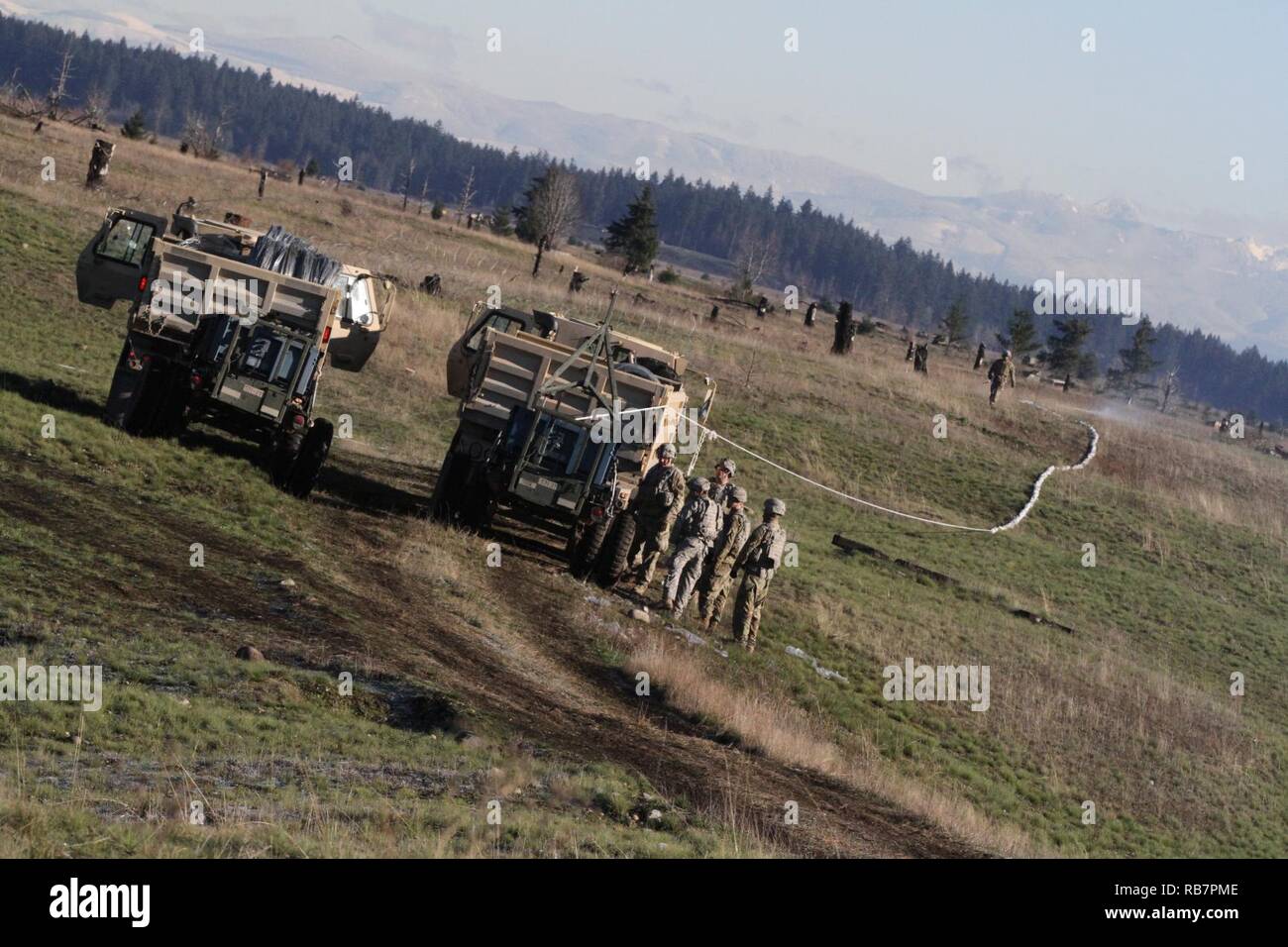 Us Army Combat Ingenieure mit 555 Engineer Brigade 864th Engineer Battalion (Herzschrittmacher) Feuer eine live Rakete während einer Mine Clearing Line (MICLIC) Übung am Joint Base Lewis-McChord 7. Dezember 2016. Soldaten mit der Raketengetriebenen Line kostenlos durch tödliche Hindernisse wie meine Felder zu erhalten. Stockfoto