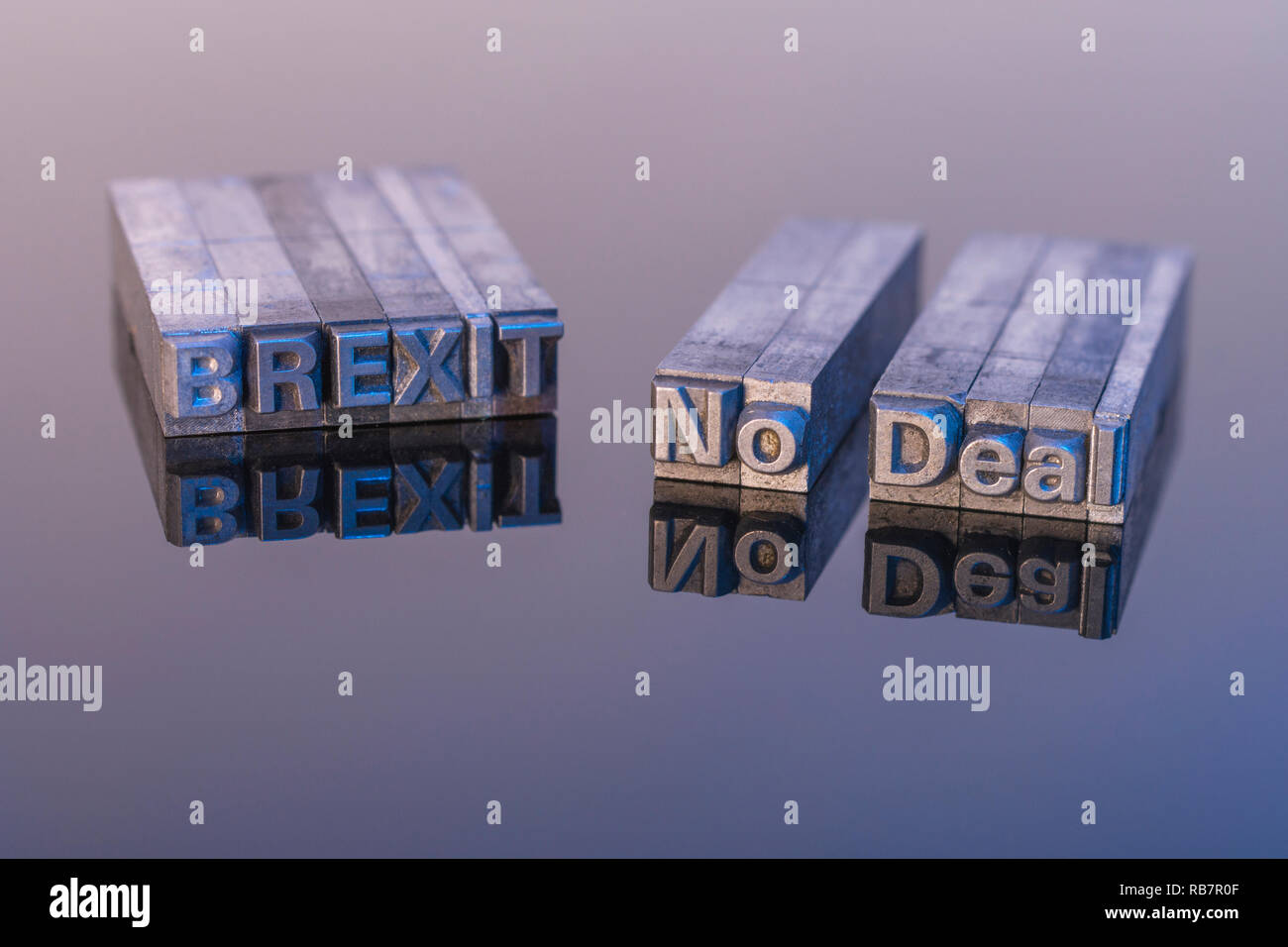 "No Deal" der Brexit wurde in der Druckerschrift auf einer reflektierenden schwarzen Oberfläche geschrieben. Metapher Großbritanniens Brexit-Endspiel & No-Deal Brexit-Szenario. Siehe Hinweise Stockfoto