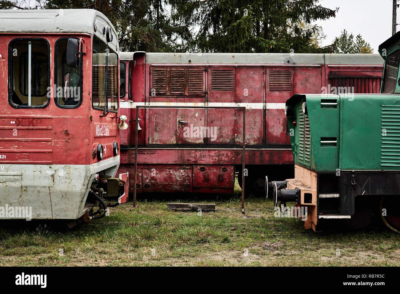 Vor der Verschrottung und verlassenen alten rostigen Lokomotiven und eine rostige tain Wagen in einem Hintergrund Stockfoto