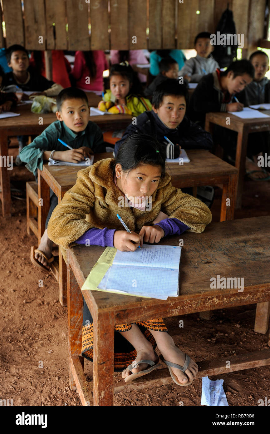 Laos, Provinz Oudomxay, Bergdorf Houyta, ethnische Gruppe, Kinder in Khmu Dorf Schule/LAOS, Provinz Oudomxay, Dorf Houyta, Ethnie Khmu, Kinder aus Bergdoerfern der Ethnie Khmu in einer Dorfschule Stockfoto