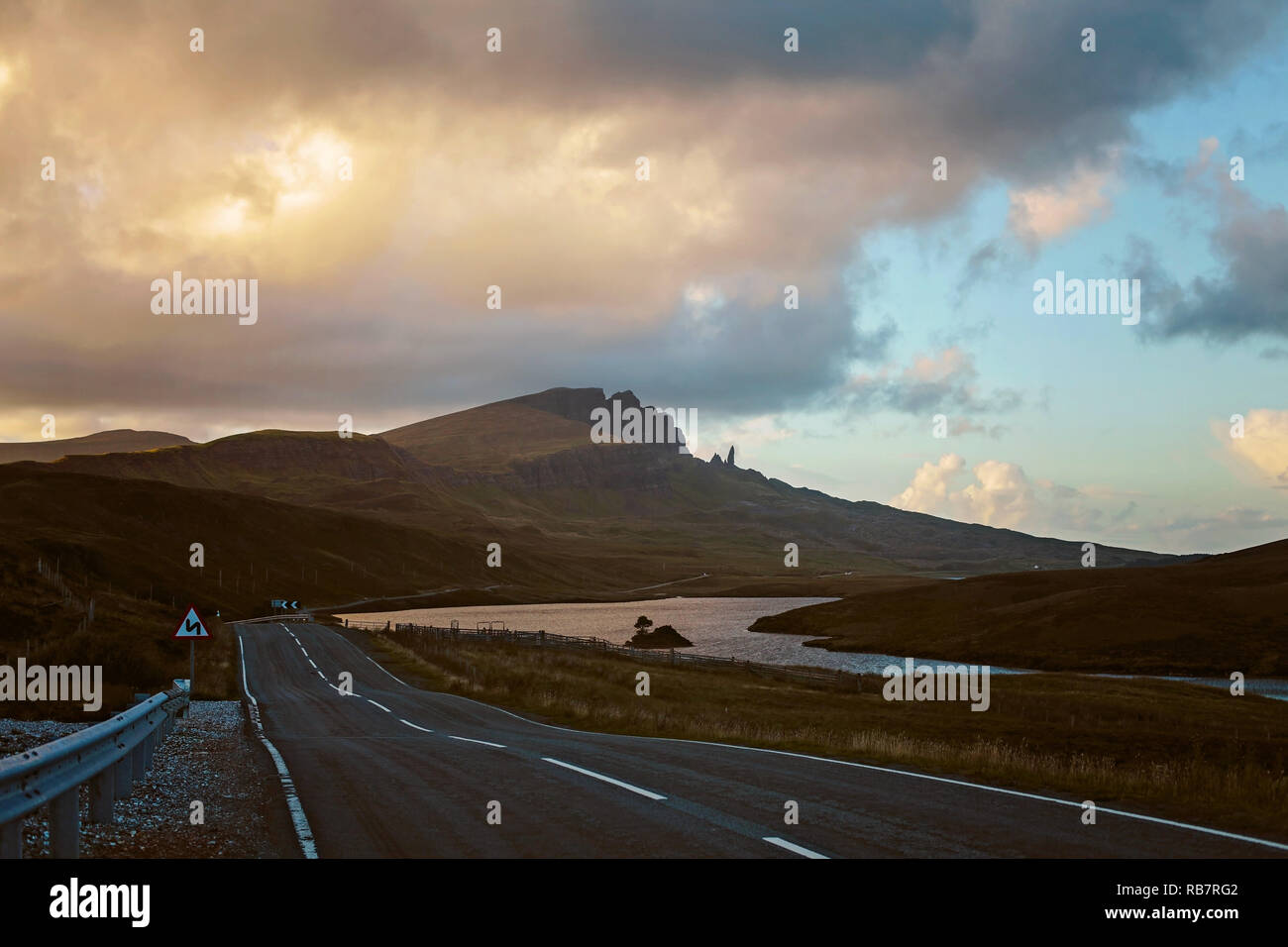 Ein Schottischer Straße bei Sonnenuntergang mit dem alten Mann von storr am Horizont, Isle of Skye, Schottland, Großbritannien Stockfoto