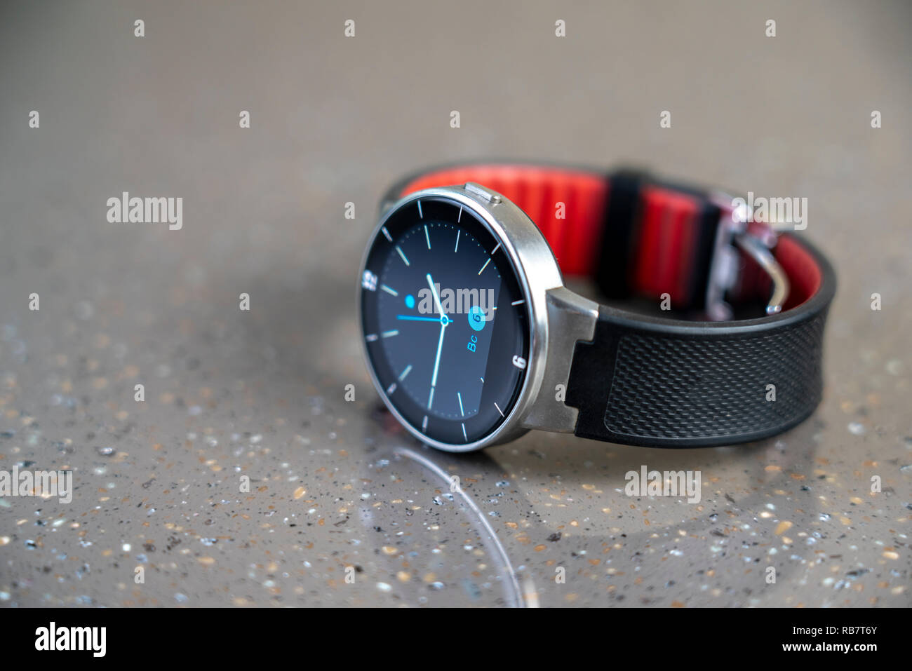 Menschliche Hand Smartwatch tragen. Tragbare Gadget-Konzept Stockfoto