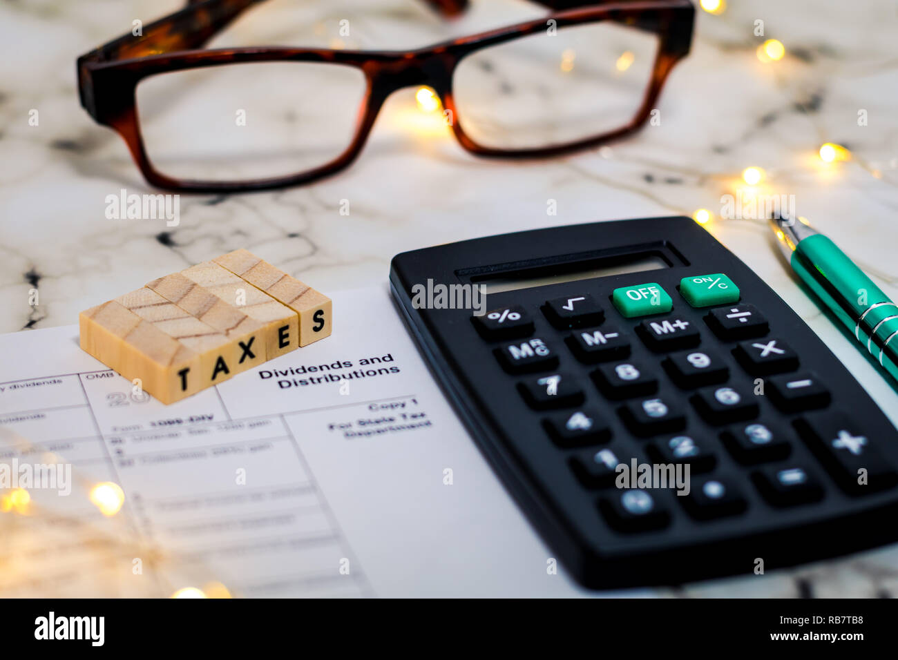 Die Steuerreform noch leben Business Finance Konzept mit Laptop, Aktienkurs, flacher DOF Stockfoto