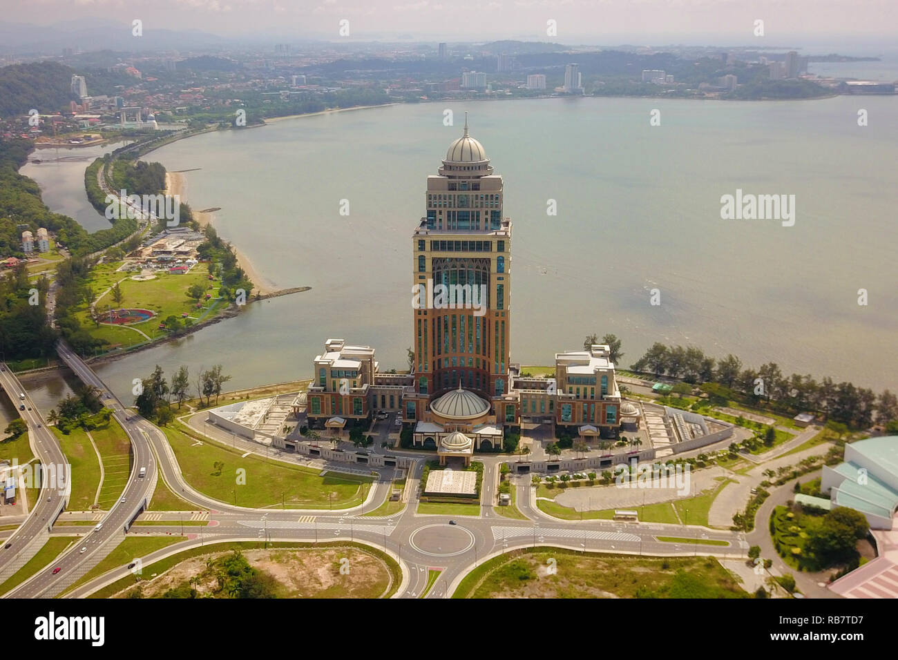 Kota Kinabalu in Sabah Malaysia - Okt 7, 2018: Teilansicht der Stadt Kota Kinabalu mit der Sabah State administrative Zentrum Gebäude auf der rechten Seite. Sabah ist Stockfoto