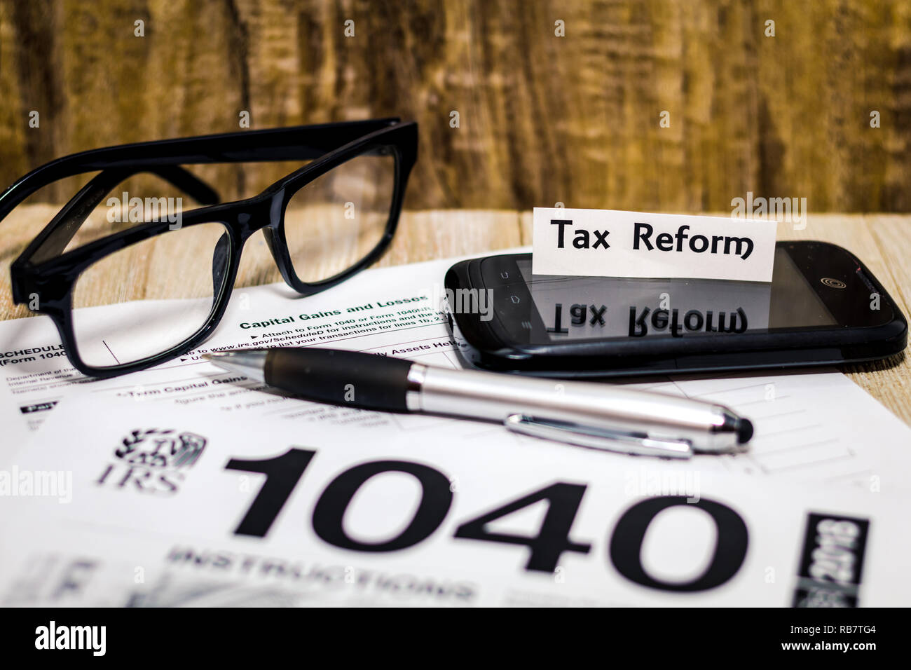 Die Steuerreform noch leben Business Finance Konzept mit Laptop, Aktienkurs, flacher DOF Stockfoto