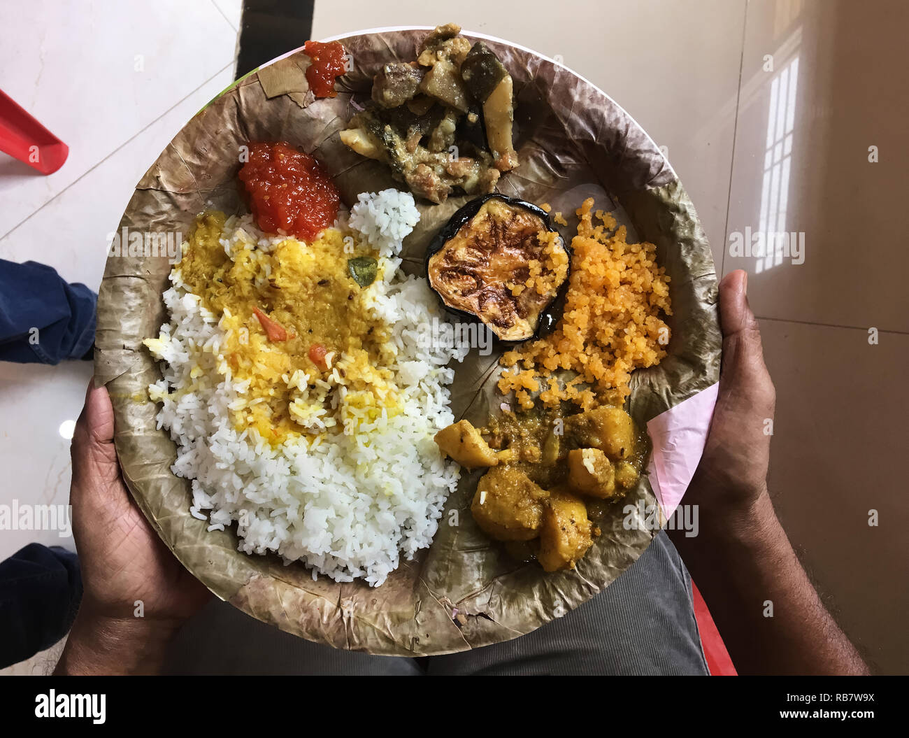 16-Okt-2018 - essen Bengali fest Thali für sindoor khela Kalyan maharashtra INDIEN Stockfoto