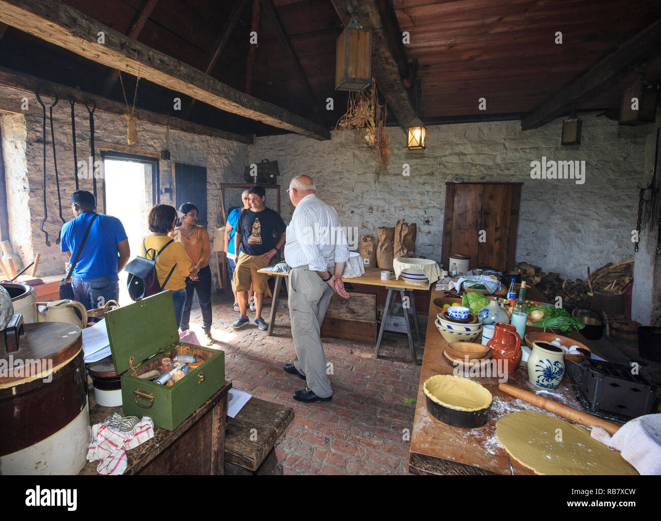 Restaurierte Küche im Old Fort Niagara State Park, mit Besuchern und Reenactors. Stockfoto