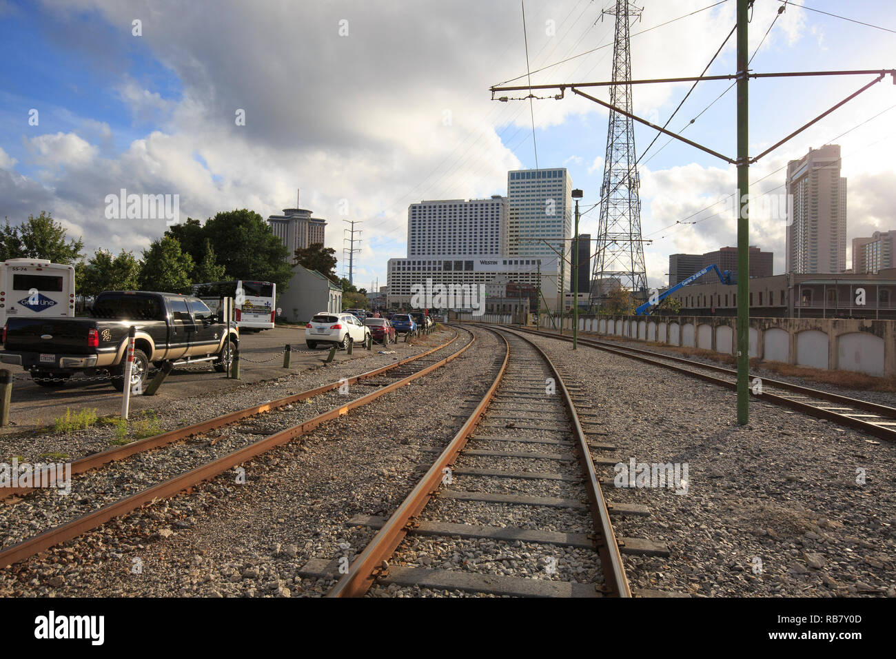 Eisenbahnschienen entlang des Flusses im französischen Viertel von New Orleans. Stockfoto