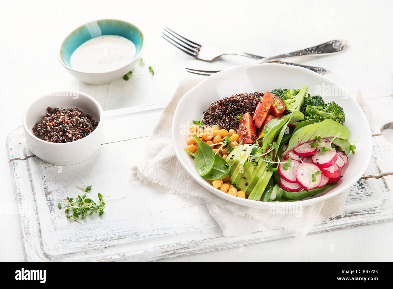 Healhty veganes Mittagessen Schüssel. Salat mit Quinoa, Brokkoli, Tomaten und Kichererbse Stockfoto
