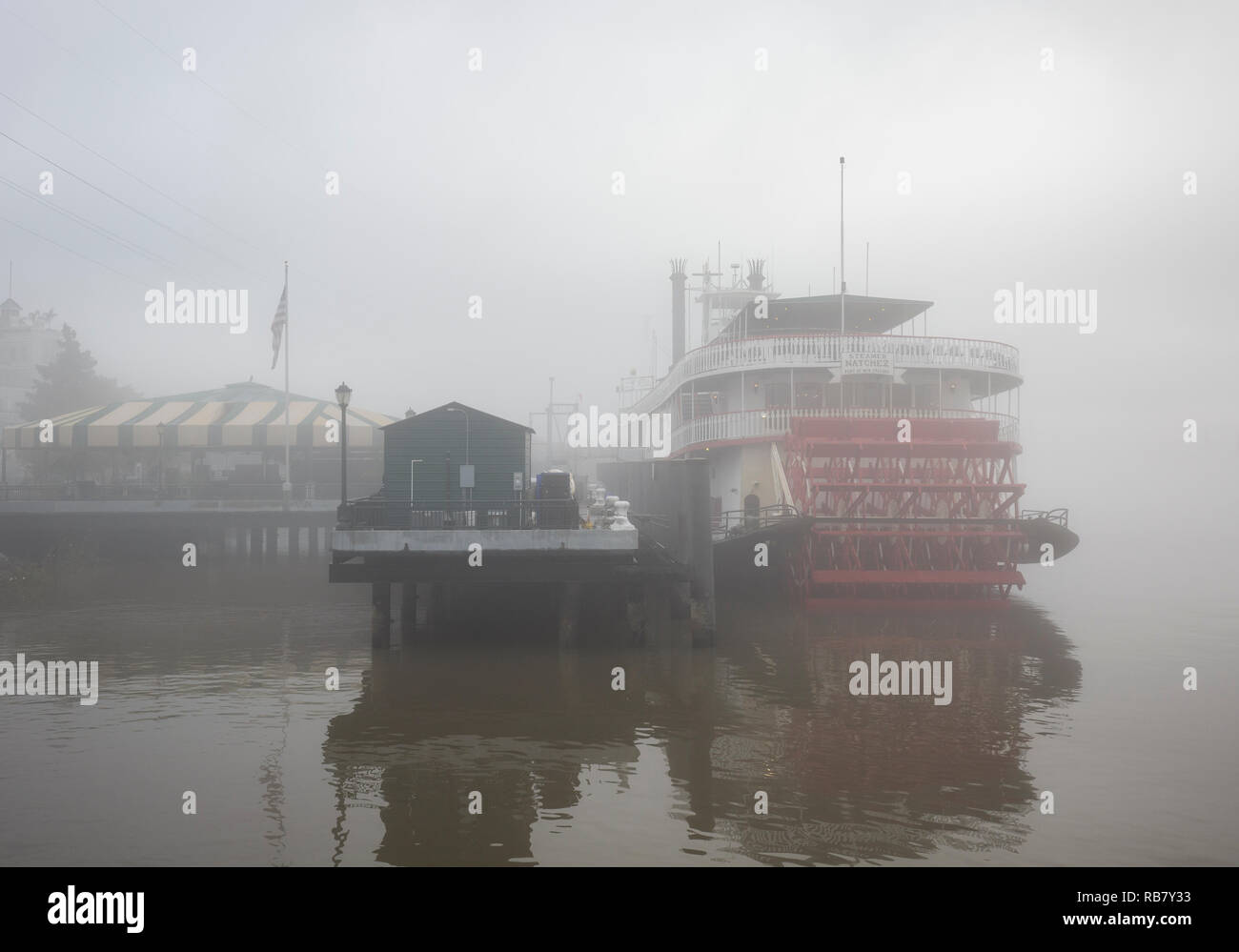 Nebeliger morgen in New Orleans mit der Darstellung der Natchez - Tretboote für Tourismus und Abendessen Kreuzfahrten verwendet." Stockfoto