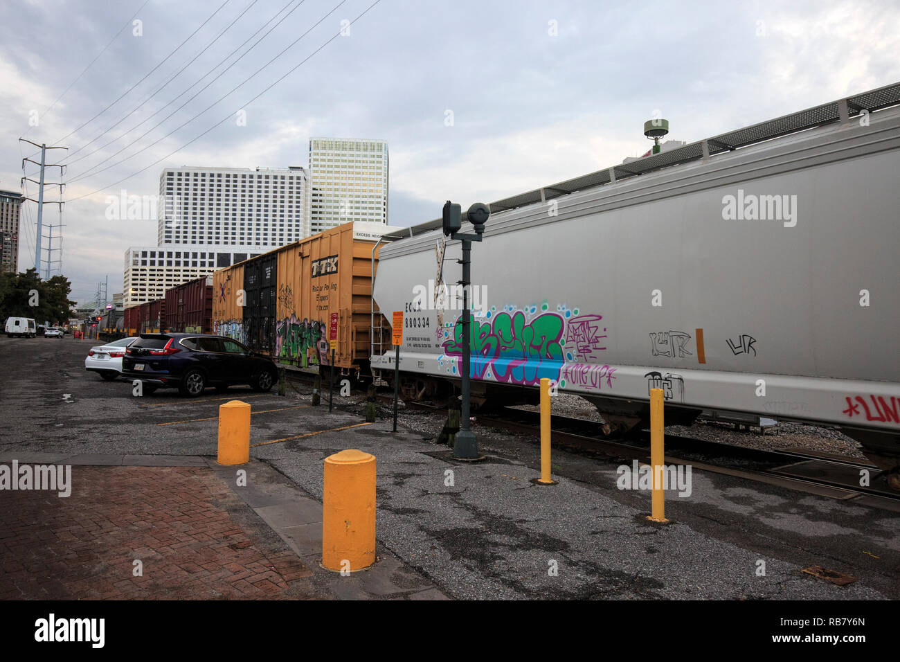 Aktive eisenbahnschienen in der Innenstadt von New Orleans. Stockfoto