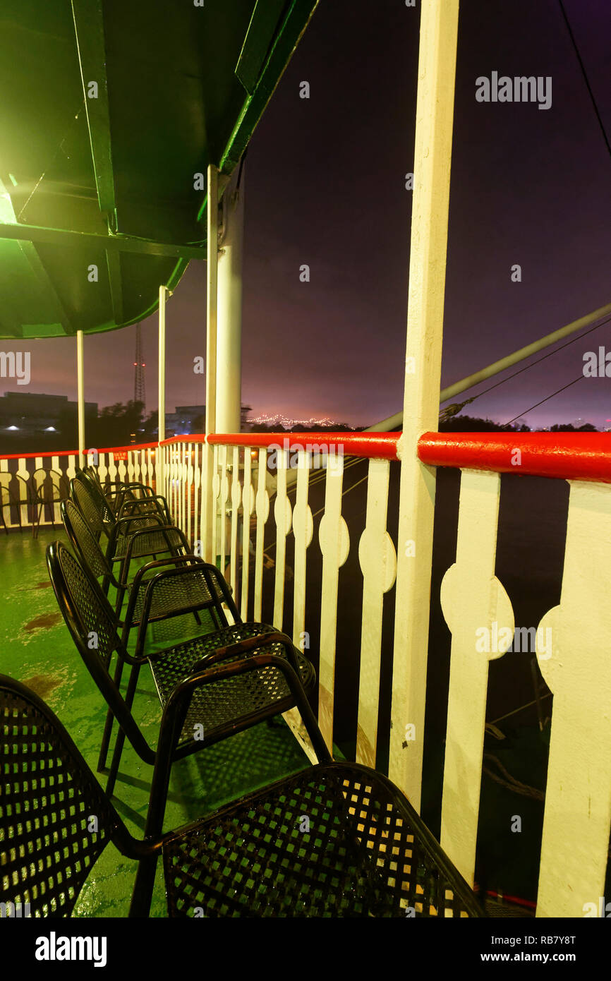 Stühle auf dem Deck des Dampfers Natchez, New Orleans. Stockfoto