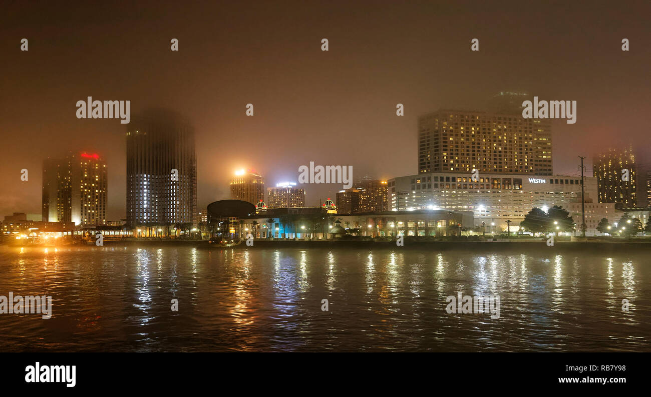 In der Innenstadt von New Orleans aus dem Wasser und in der Nacht im Nebel. Stockfoto