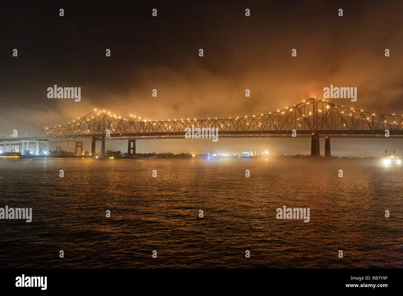 Grüne Brücke in New Orleans, in der Nacht im Nebel. Stockfoto