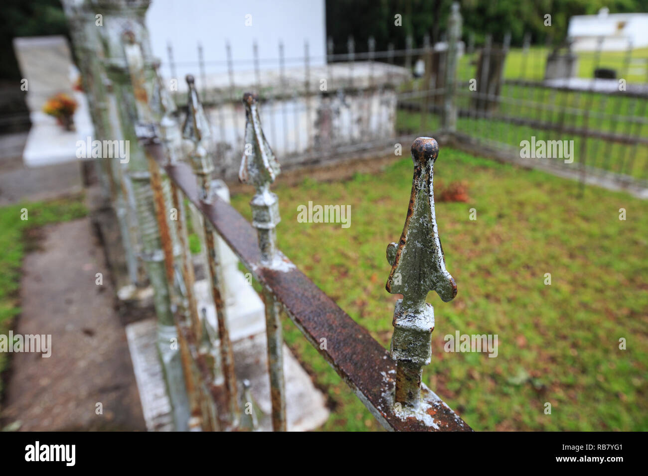 Schmiedeeisernen Zaun ein Grab in einem Friedhof in Madisonville, Alabama. Stockfoto