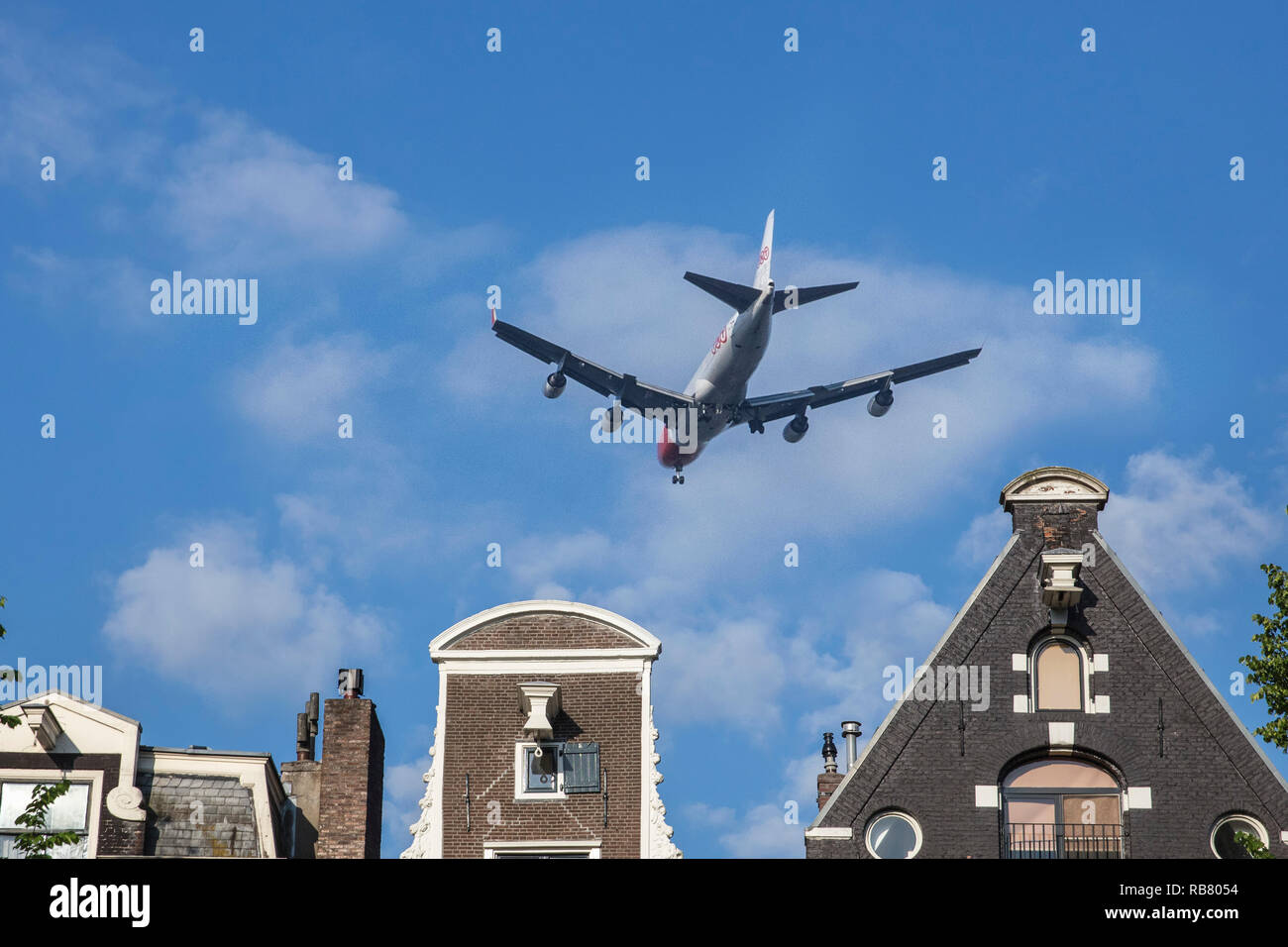 Die Niederlande, Amsterdam, Keizersgracht, Flugzeug fliegen tief über Stadtzentrum. Stockfoto