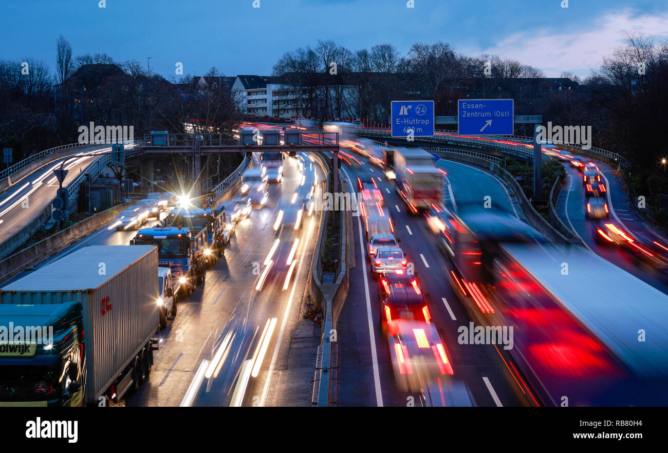Essen, Nordrhein-Westfalen, Ruhrgebiet, Deutschland - Blau Umweltzone, Autobahn A 40 am Abend den Verkehr in der Innenstadt von Essen, hier auf Stockfoto