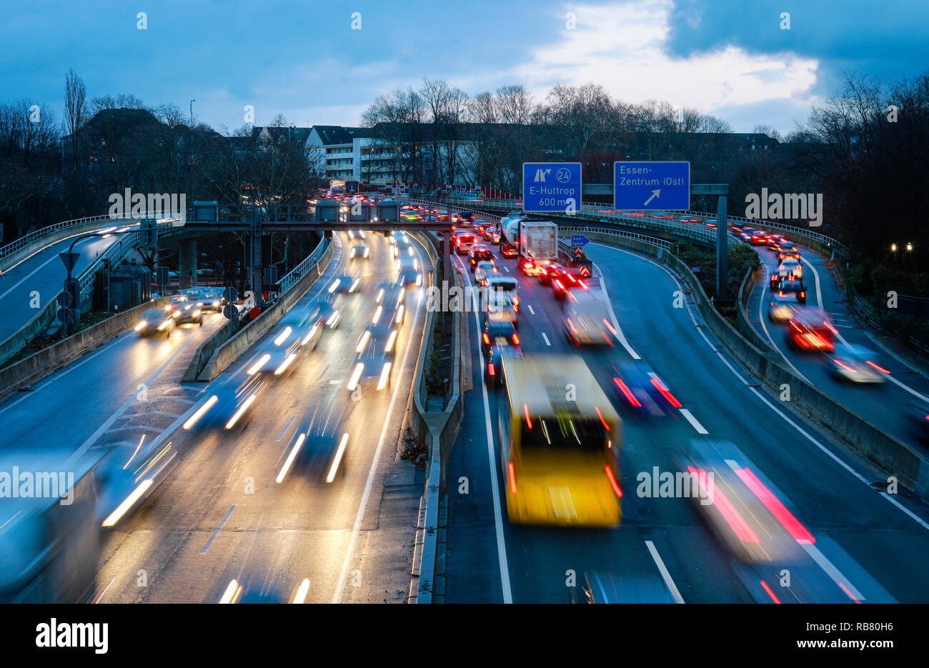Essen, Nordrhein-Westfalen, Ruhrgebiet, Deutschland - Blau Umweltzone, Autobahn A 40 am Abend den Verkehr in der Innenstadt von Essen, hier auf Stockfoto