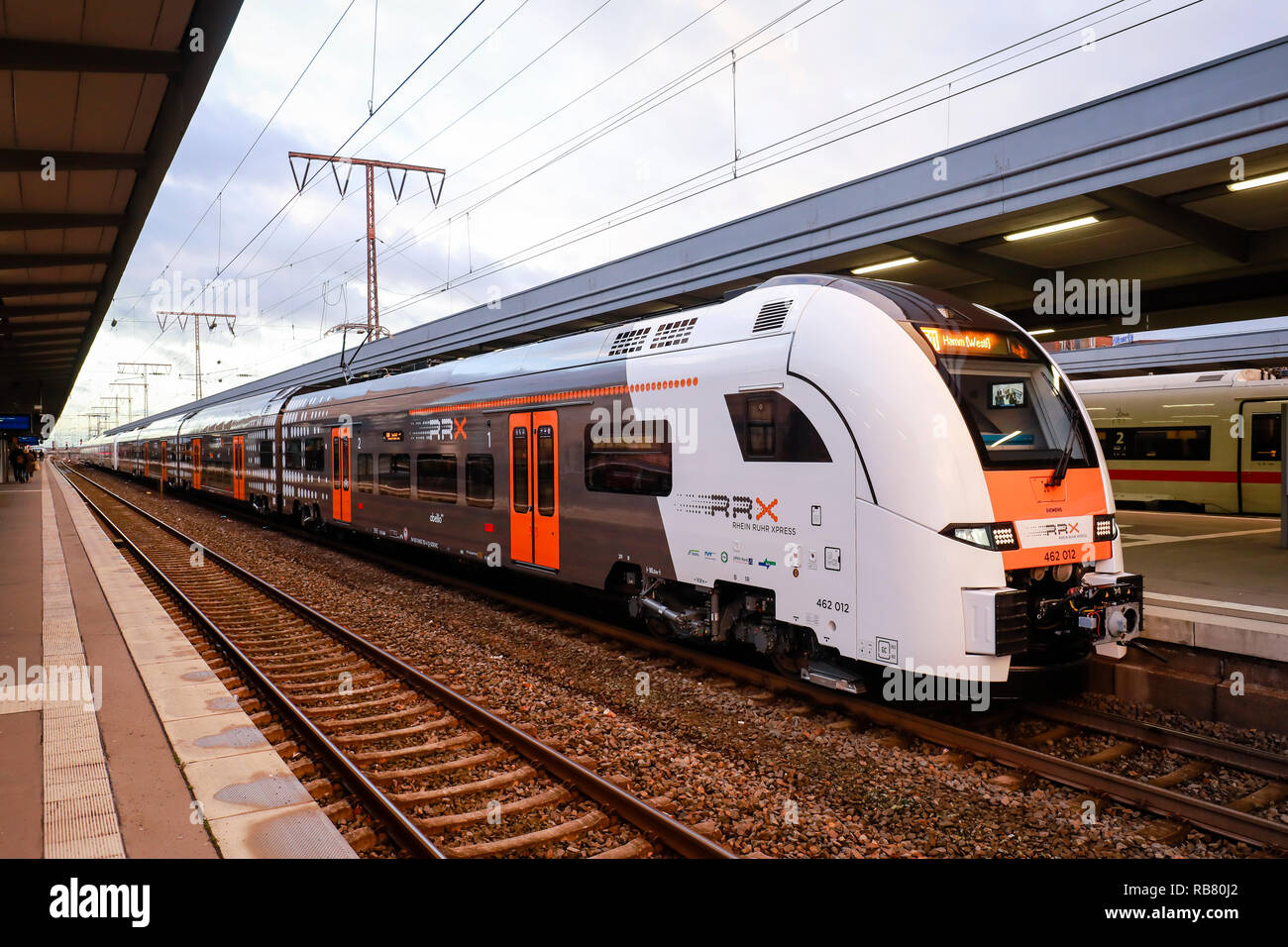 Essen, Nordrhein-Westfalen, Ruhrgebiet, Deutschland - Das neue RRX, Rhein-Ruhr-Express ist in Essen Hauptbahnhof entfernt. Essen, Nordrhein-Westfalen, R Stockfoto