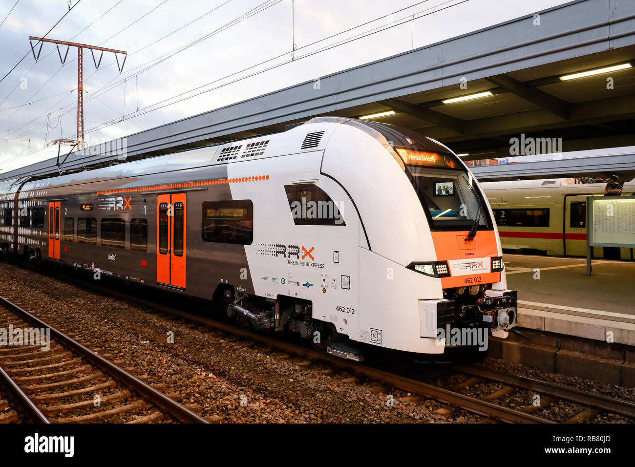 Essen, Nordrhein-Westfalen, Ruhrgebiet, Deutschland - Das neue RRX, Rhein-Ruhr-Express ist in Essen Hauptbahnhof entfernt. Essen, Nordrhein-Westfalen, R Stockfoto