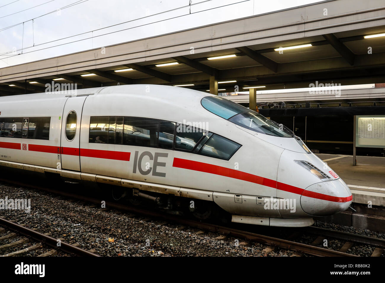 Essen, Nordrhein-Westfalen, Ruhrgebiet, Deutschland - ICE am Hauptbahnhof Essen. Essen, Nordrhein-Westfalen, Ruhrgebiet, Deutschland - ICE-Zug Stockfoto