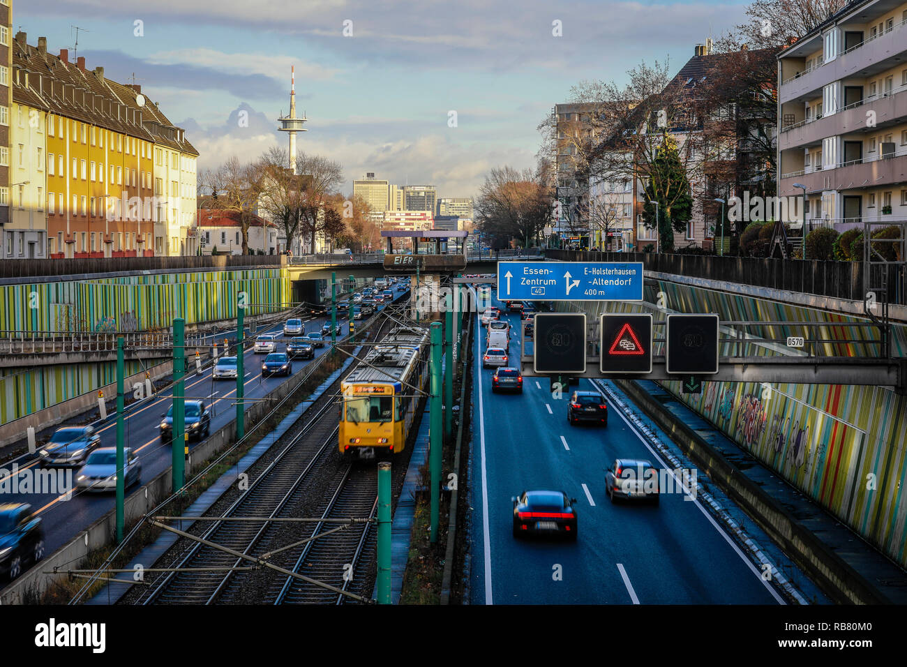 Essen, Nordrhein-Westfalen, Ruhrgebiet, Deutschland - Blau Umweltzone, Autobahn A40 und der U-Bahn Linie U 18 am Abend der Verkehr mit Blick auf die Stockfoto