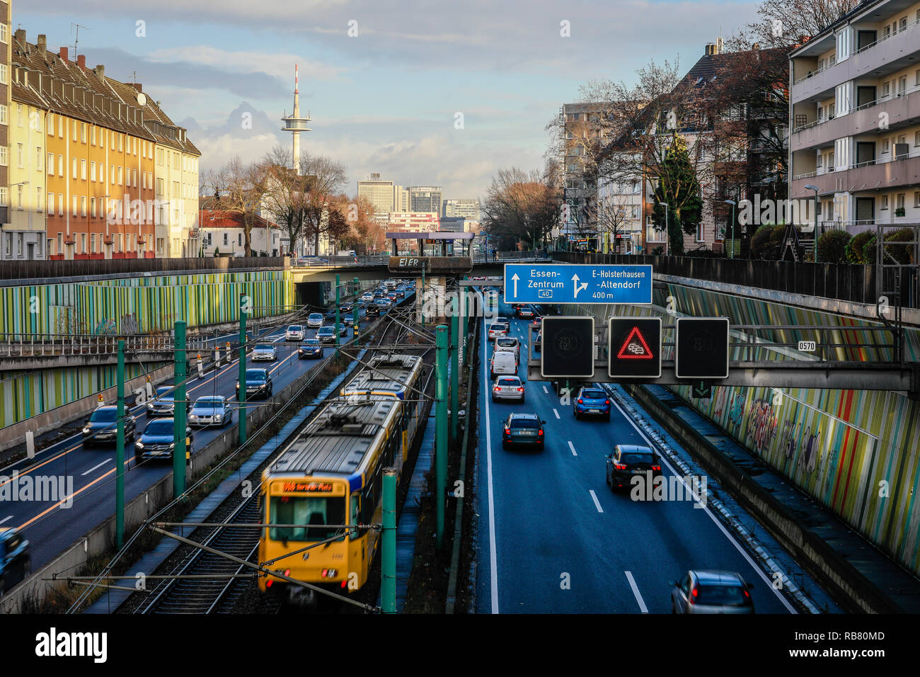 Essen, Nordrhein-Westfalen, Ruhrgebiet, Deutschland - Blau Umweltzone, Autobahn A40 und der U-Bahn Linie U 18 am Abend der Verkehr mit Blick auf die Stockfoto