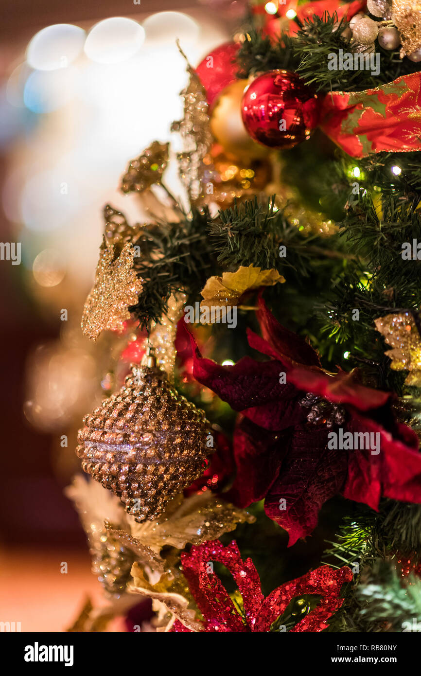 Weihnachtsschmuck an einem Baum Stockfoto