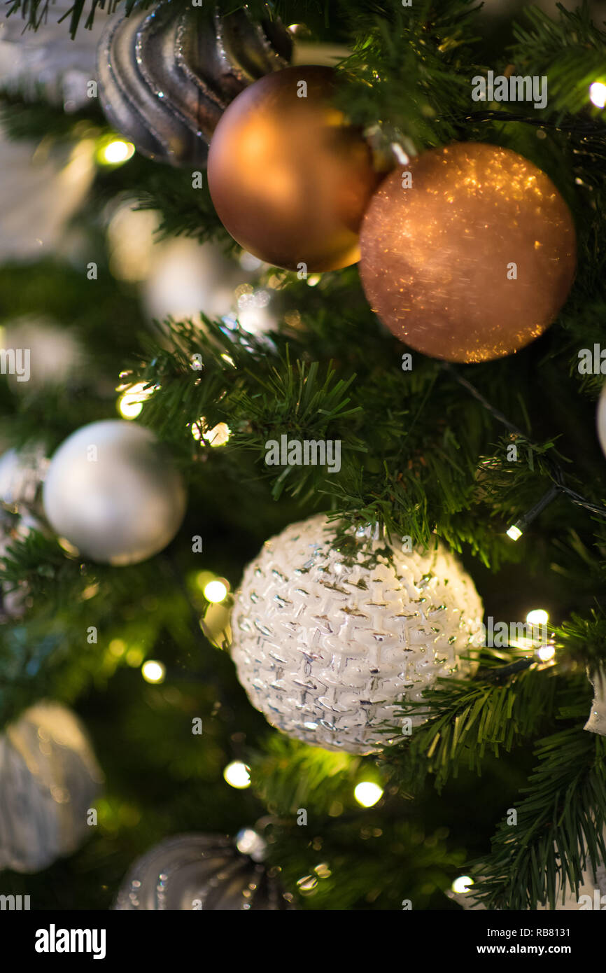 Weihnachtsschmuck an einem Baum Stockfoto