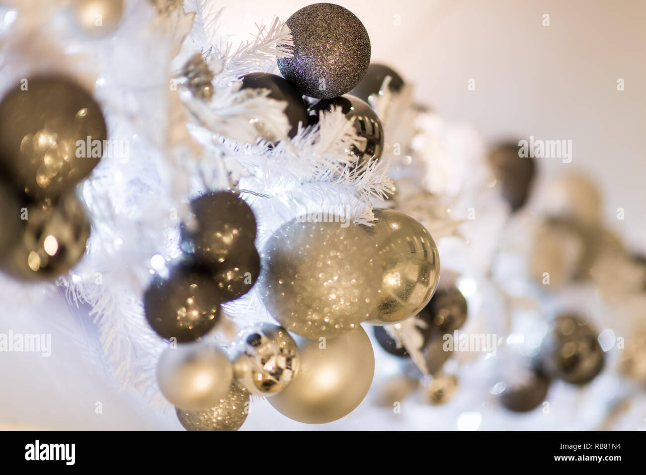 Weihnachten Dekorationen mit Lametta und Kugeln Stockfoto