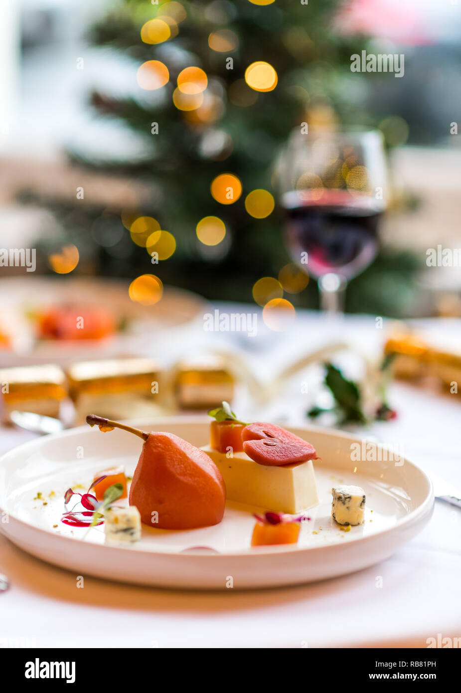 Pochierte Birne mit Käse zu Weihnachten serviert. Stockfoto