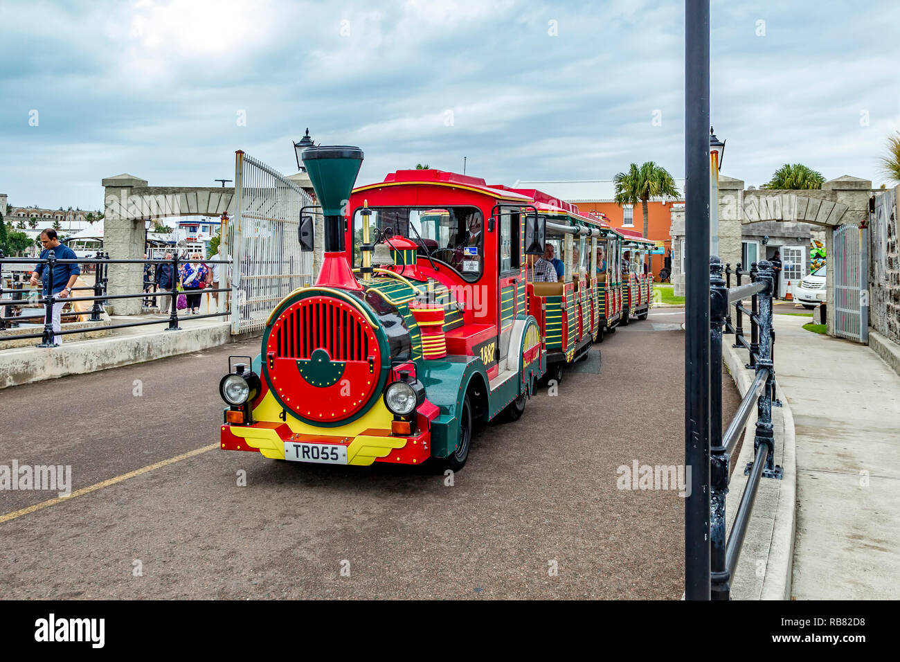 Touristen, die eine Reise um auf einem Trolly Zug in Hamilton, burmuda. Stockfoto