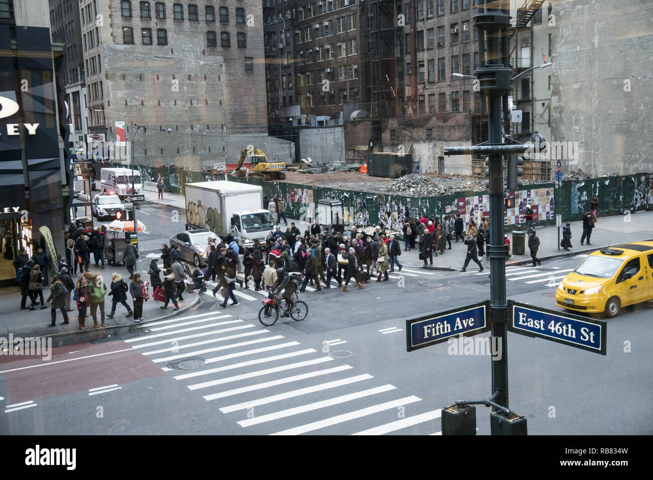 Fußgänger und den Straßenverkehr entlang der 5th Avenue at 46th Street während der Weihnachtszeit in Midtown Manhattan, New York City. Stockfoto