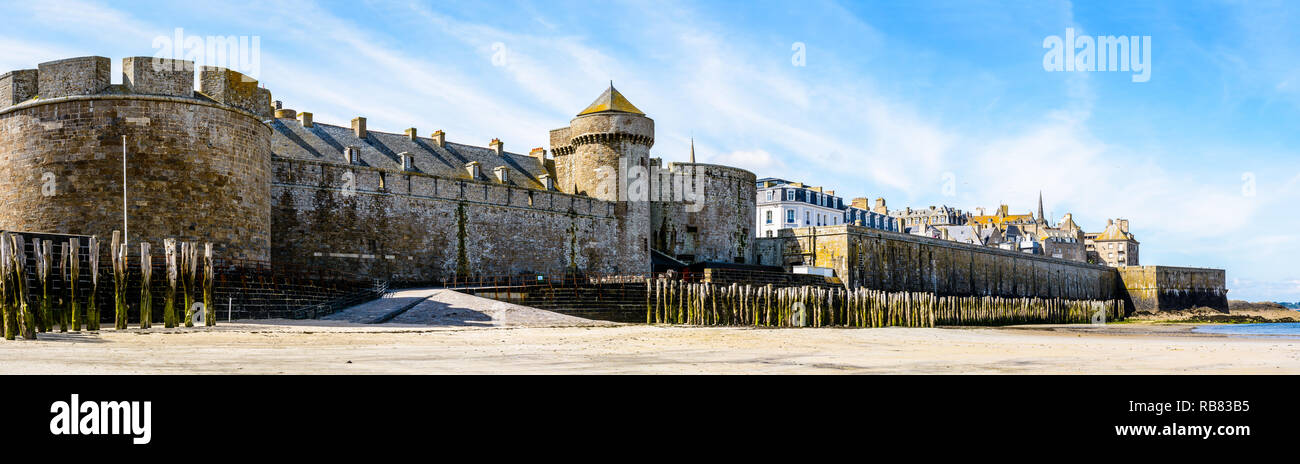 Panoramablick auf die umgebenden Mauer der Altstadt von Saint-Malo in der Bretagne, Frankreich, vom Strand an einem sonnigen Morgen gesehen. Stockfoto