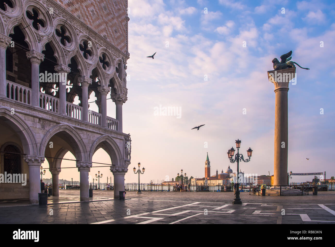 Saint Mark und Saint Theodore Spalte bei Sonnenaufgang in Venedig Stockfoto