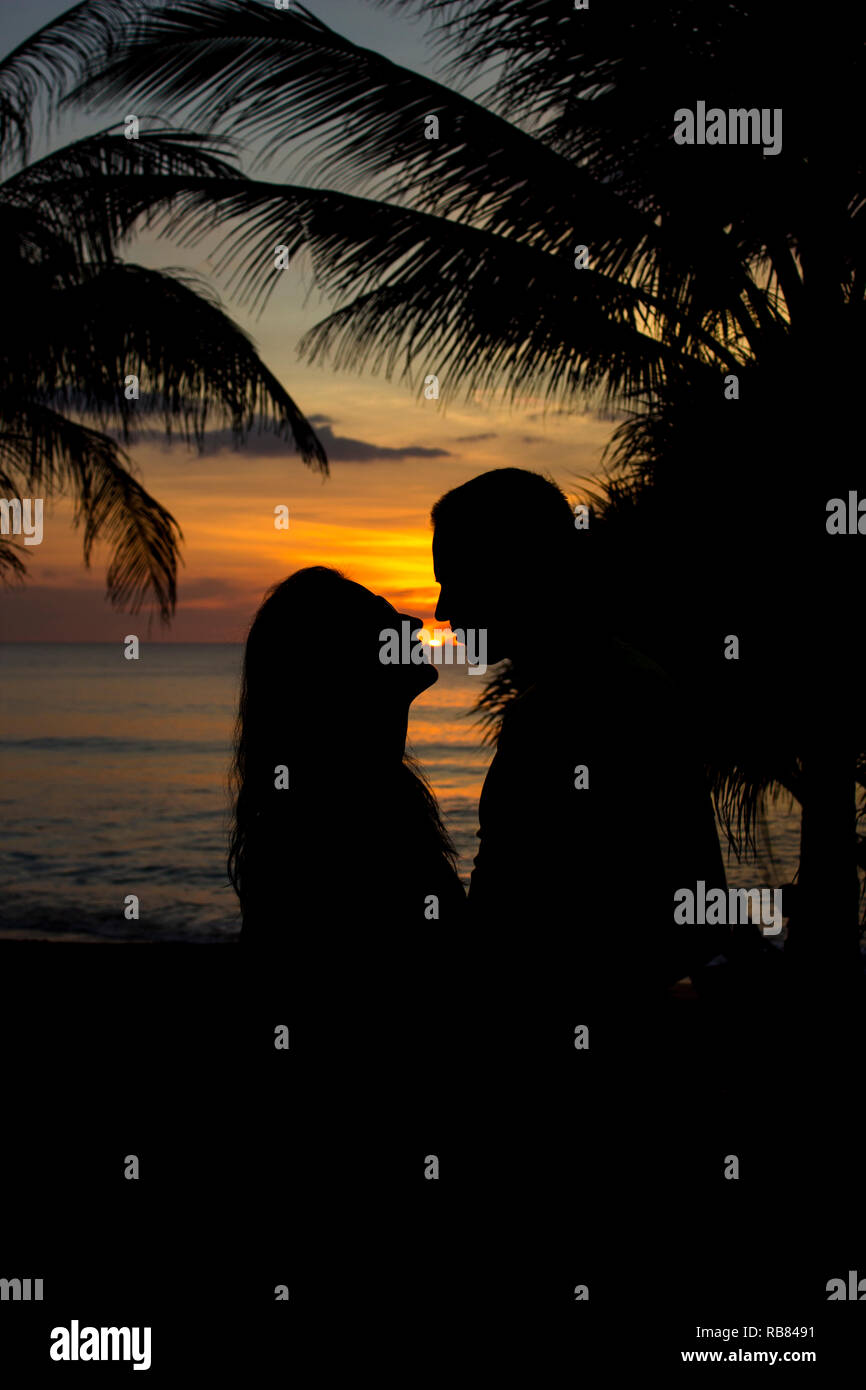 Paar Küssen auf den Strand Silhouette. Liebe. Goldene Stunde Stockfoto