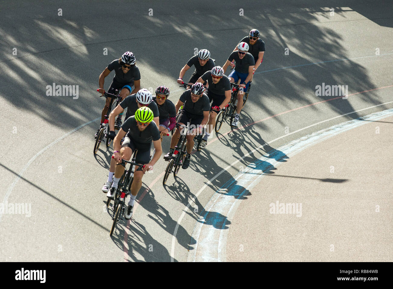Mitbewerber Rennsport in die 2018 Brompton' 48 Einladungs Bicycle Race Event in Herne Hill Velodrom, London, UK Stockfoto