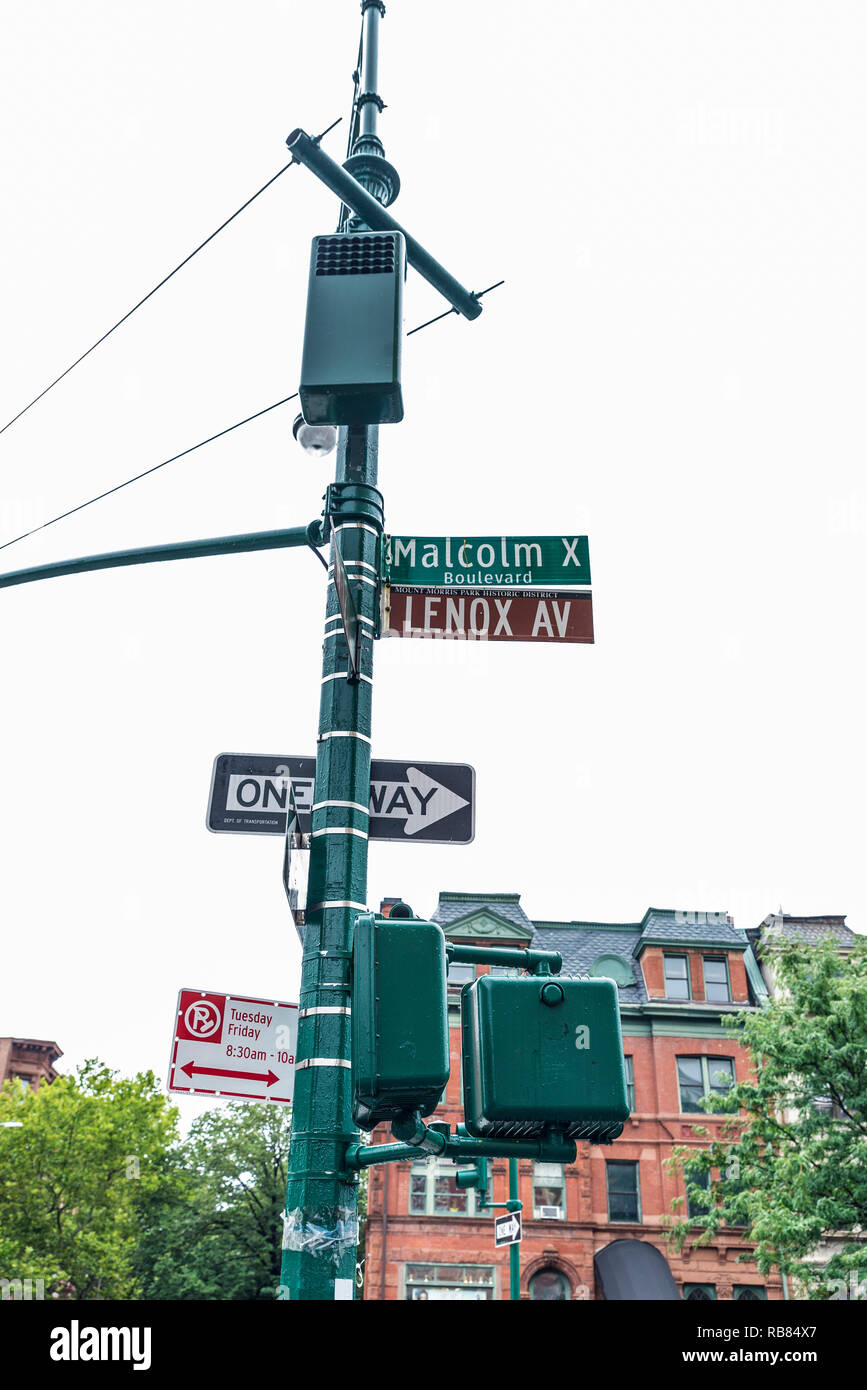Zeichen von Malcolm X Boulevard und Lenox Avenue in Harlem, Manhattan, New York City, USA Stockfoto