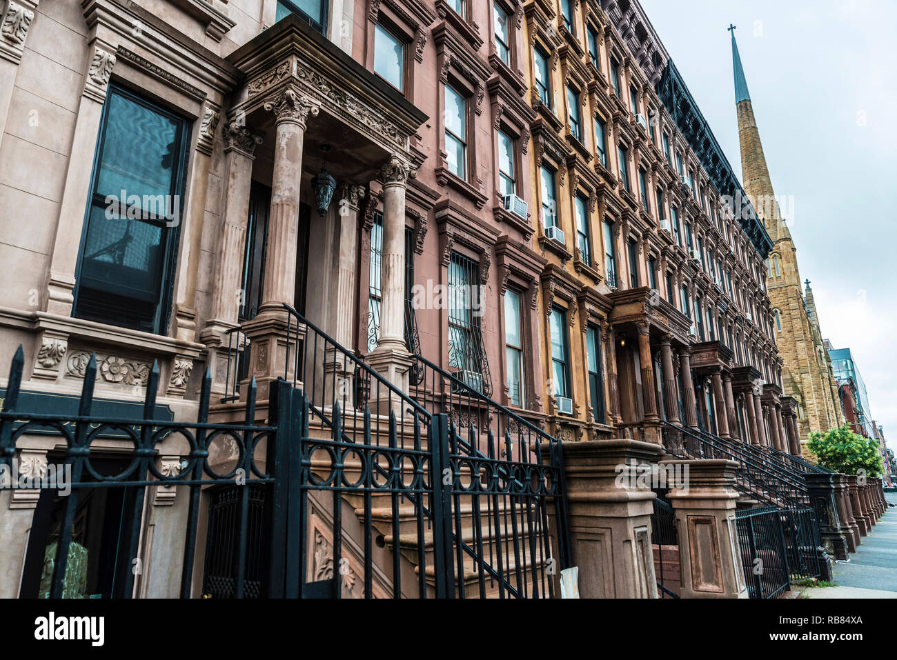 Alte typische Häuser im Harlem Stadtteil von Manhattan, New York City, USA Stockfoto