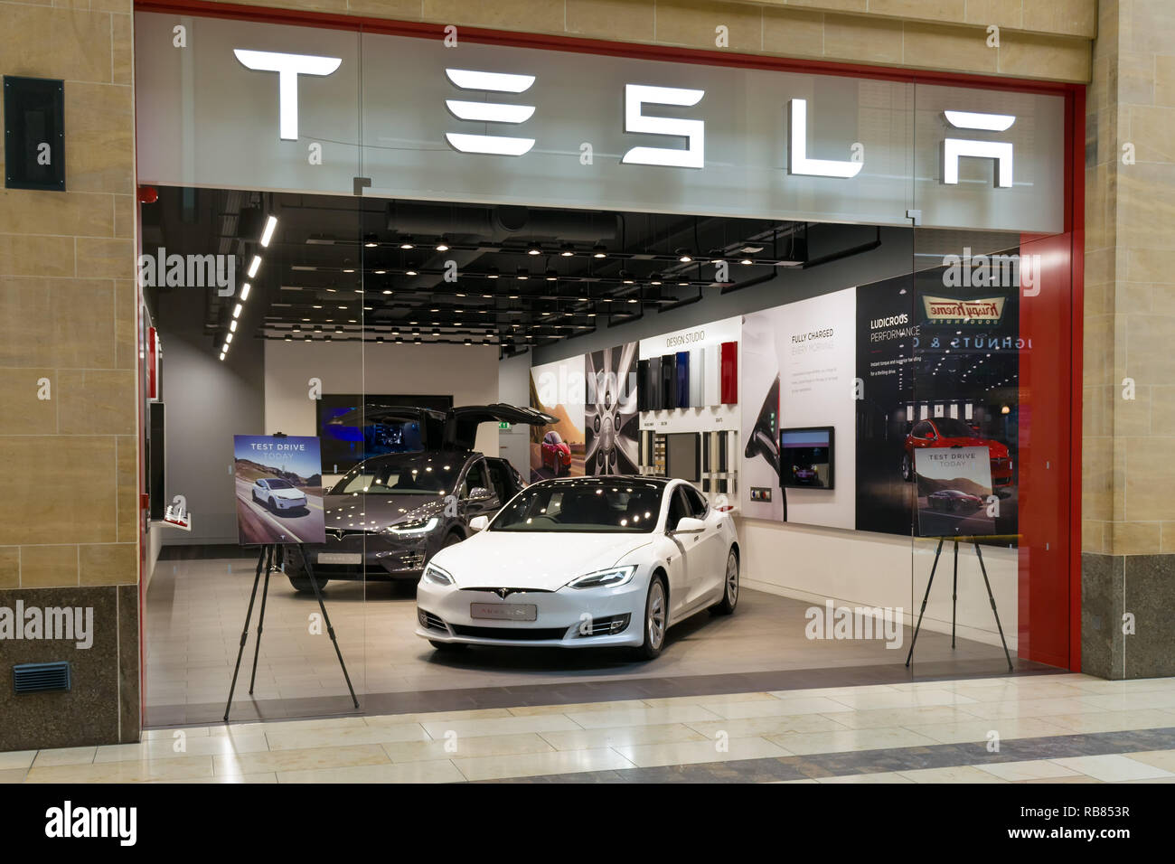 Blick auf die Tesla Showroom im Grand Arcade mit Modell S Elektrofahrzeuge auf Display, Cambridge, Großbritannien Stockfoto