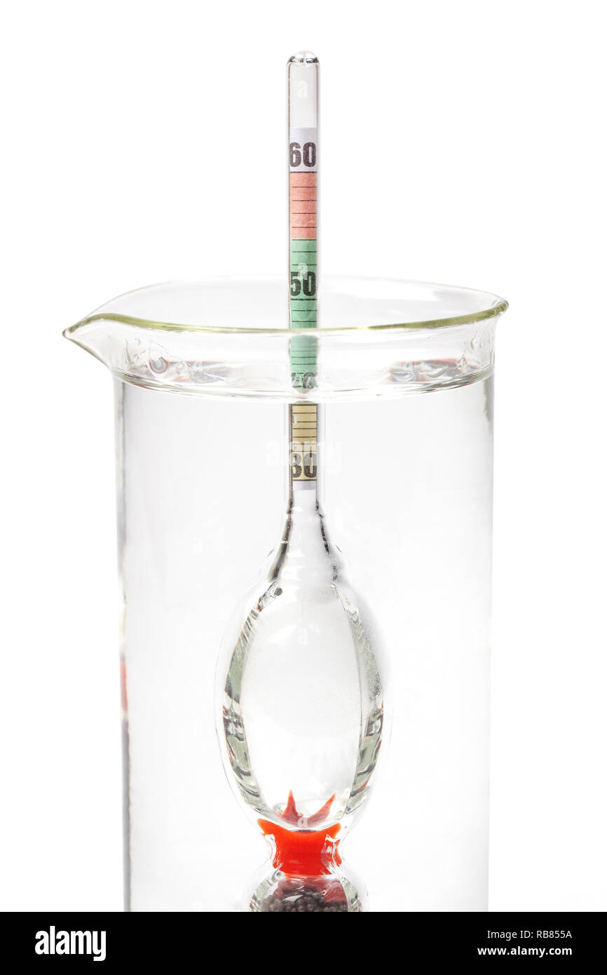 Glas Manometer für die Messung eines Alkohols Konzentration in Flüssigkeiten in einem Laborversuch Kolben. Bild enthält einen Freistellungspfad. Stockfoto