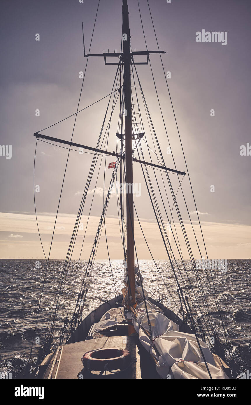 Alte schoner Segeln bei Sonnenuntergang, Reisen und Abenteuer Konzept, Farbe getonte Bild. Stockfoto