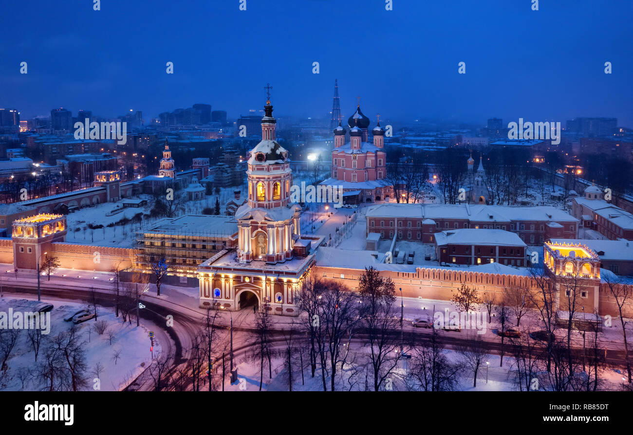 Luftaufnahme von donskoi Kloster mit Gate Tower im Vordergrund bei Dämmerung, Moskau, Russland Stockfoto
