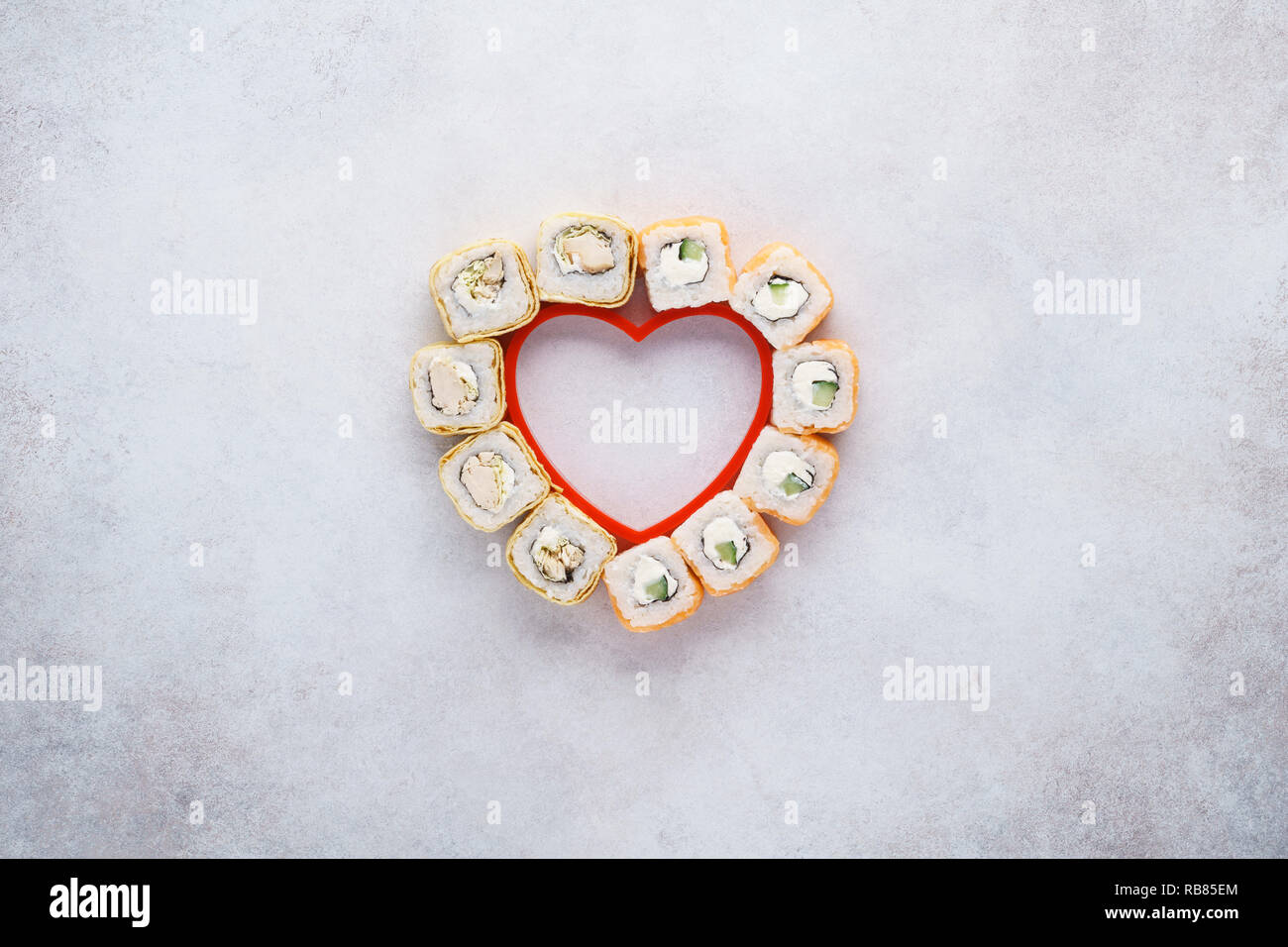 Kreative Gestaltung aus herzförmige Satz von sushi Rollen für den Valentinstag. Menü oder Lieferung konzept mit Platz für Text. Stockfoto