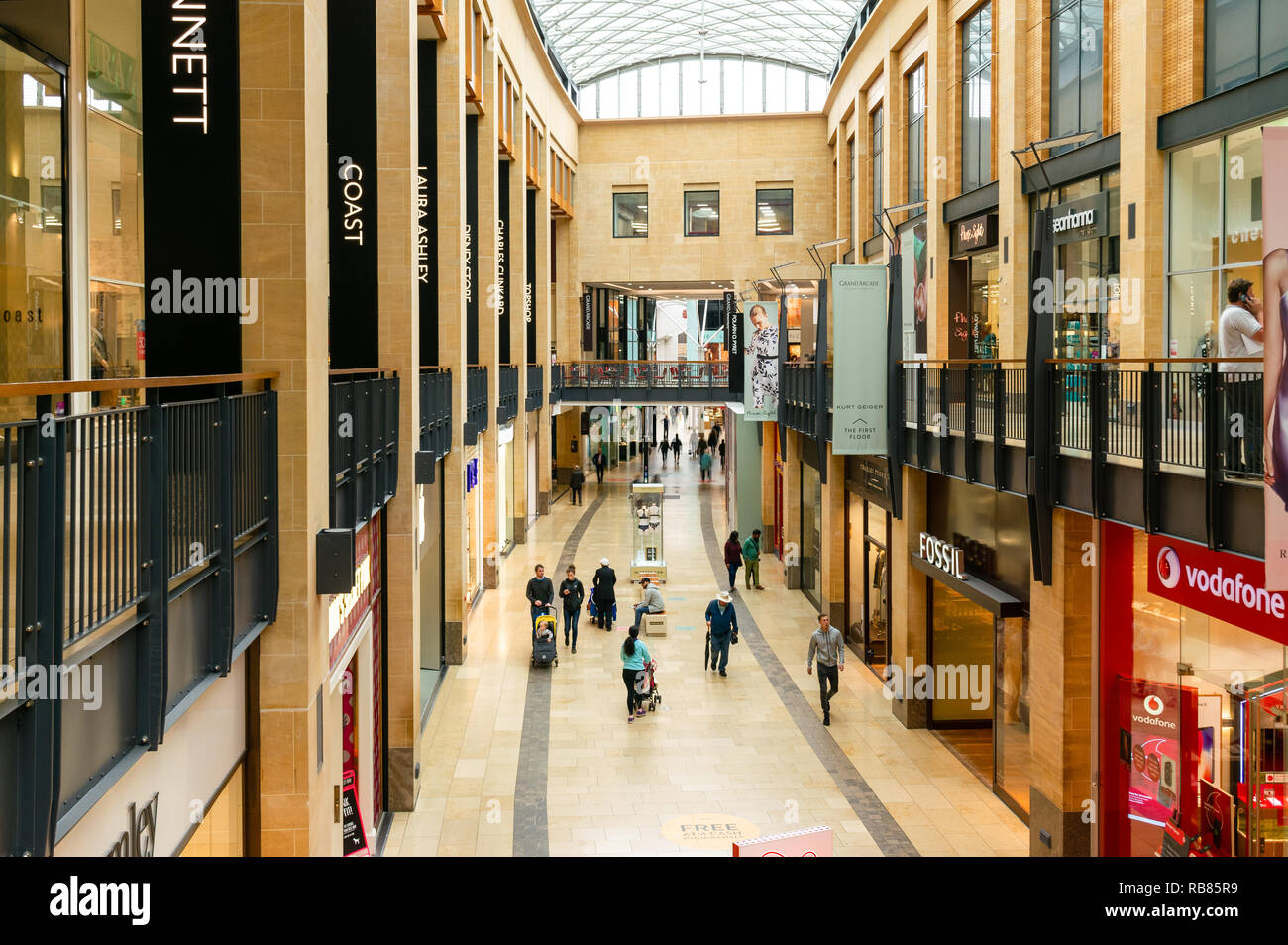 Innenraum des Grand Arcade Einkaufszentrum mit Menschen zu Fuß vorbei an Fassaden, Cambridge, Großbritannien Stockfoto