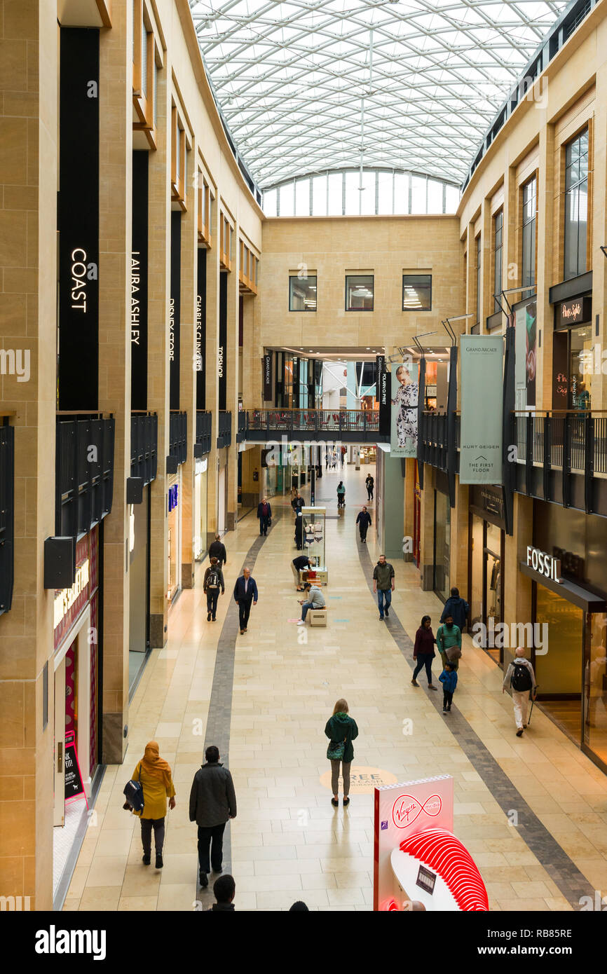 Innenraum des Grand Arcade Einkaufszentrum mit Menschen zu Fuß vorbei an Fassaden, Cambridge, Großbritannien Stockfoto