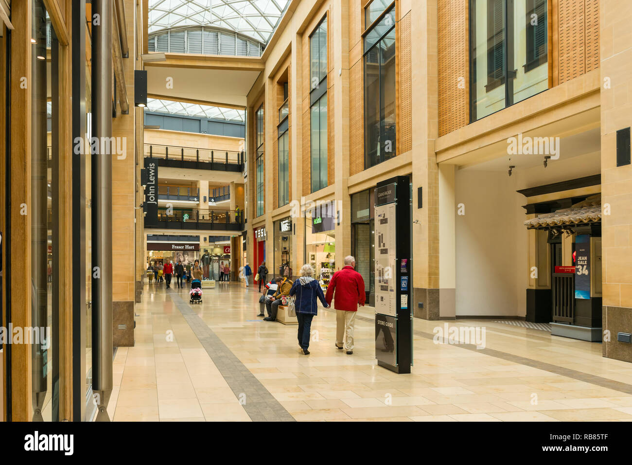 Innenraum des Grand Arcade Einkaufszentrum mit Menschen zu Fuß vorbei an Fassaden, Cambridge, Großbritannien Stockfoto